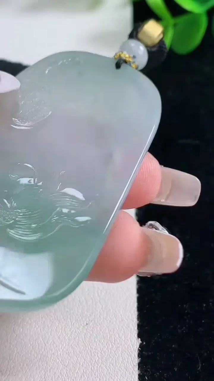 天然A货翡翠御龙大势至菩萨吊坠，尺寸608-38.3-5，重量:31.25g
12月26日