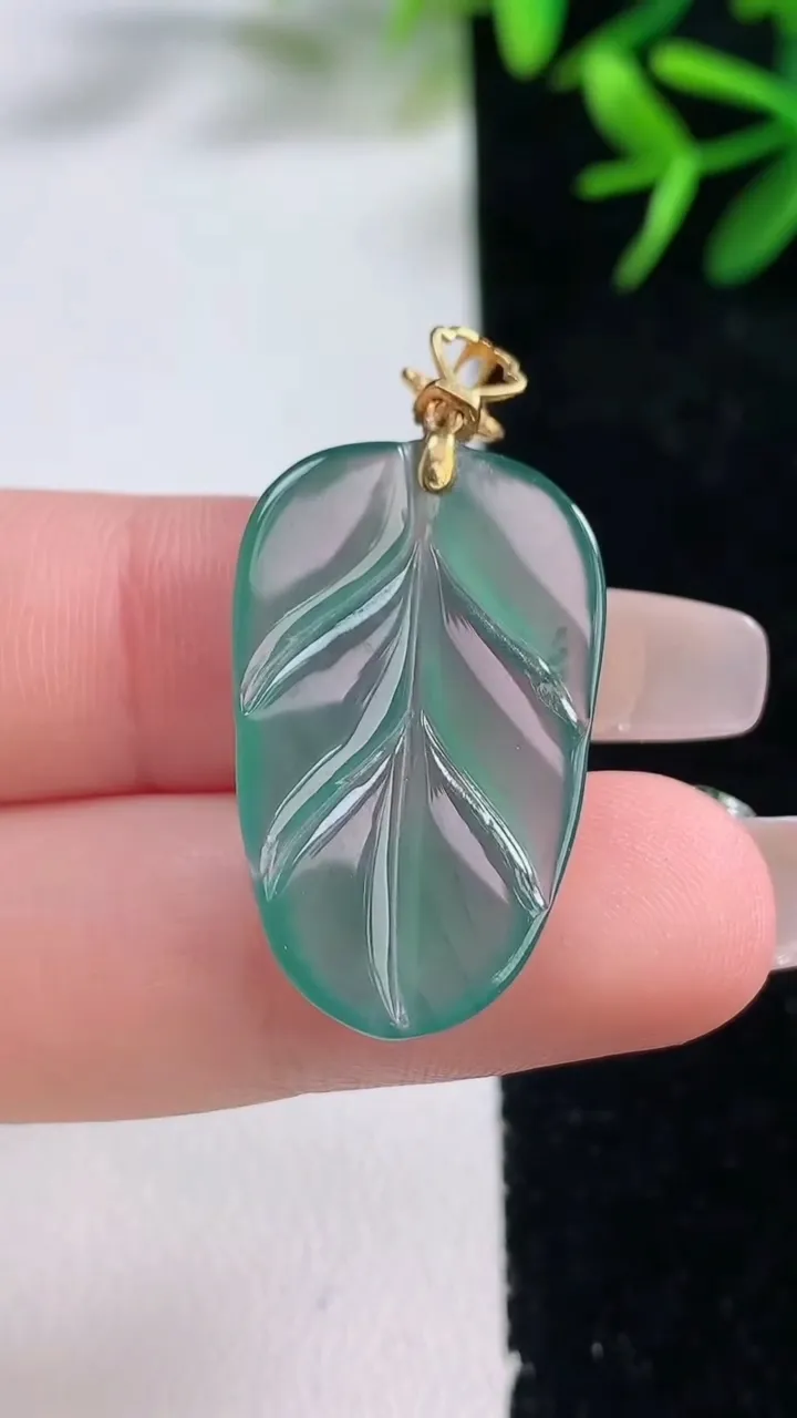 天然A货翡翠18K金蓝水金枝玉叶 叶子吊坠，尺寸27.2-17-2.9，重量:3.31g
12月26日