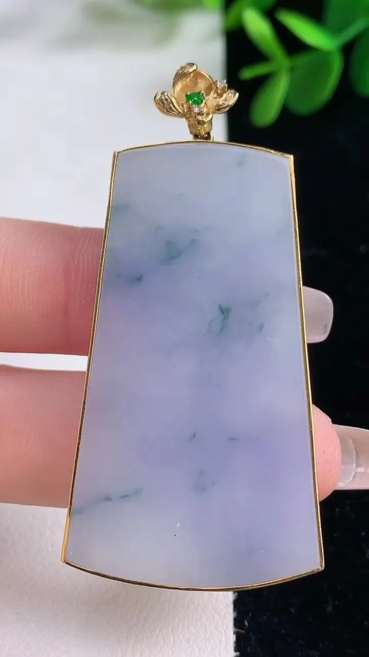 天然A货翡翠18K金紫罗兰无事牌吊坠，尺寸48.3-26.5-3.8，重量:16.63g
12月26