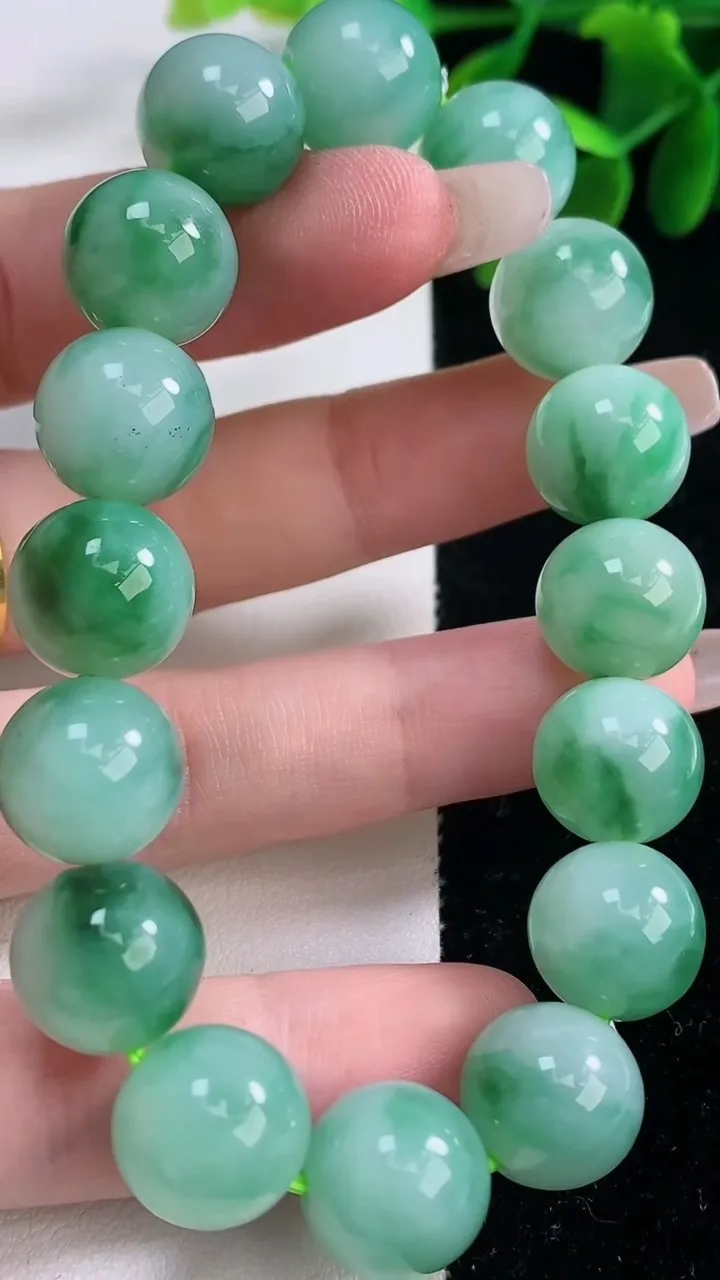 天然A货翡翠圆珠手串，尺寸12.4-16颗，重量:54.17g12月26日
工厂直销收藏佳品,种好水足，色泽均匀，有种有色，上手高大气！