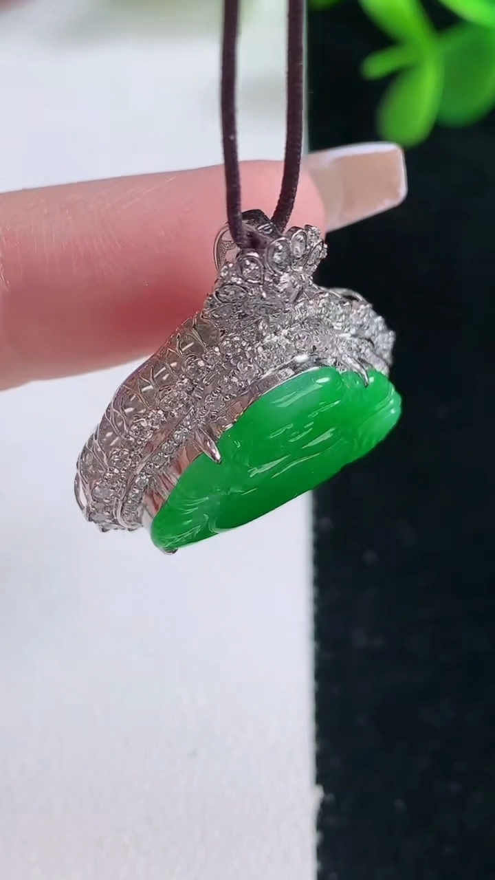 天然A货翡翠佛公吊坠，尺寸26.2-25.3-10.2，裸石13.3-19.7重量:5.28g
12月26日