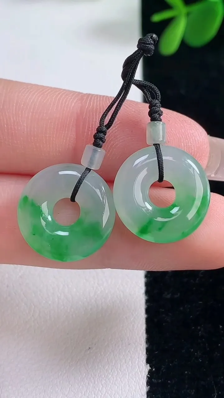 天然A货翡翠平安环吊坠一对，尺寸16-3.4，重量:4.00g
12月26日