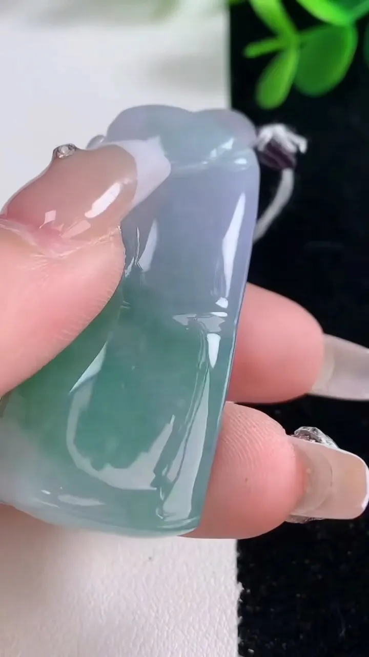 天然A货翡翠节节高升 竹节吊坠，尺寸48.7-23.3-11.6，重量:30.36g
12月26日