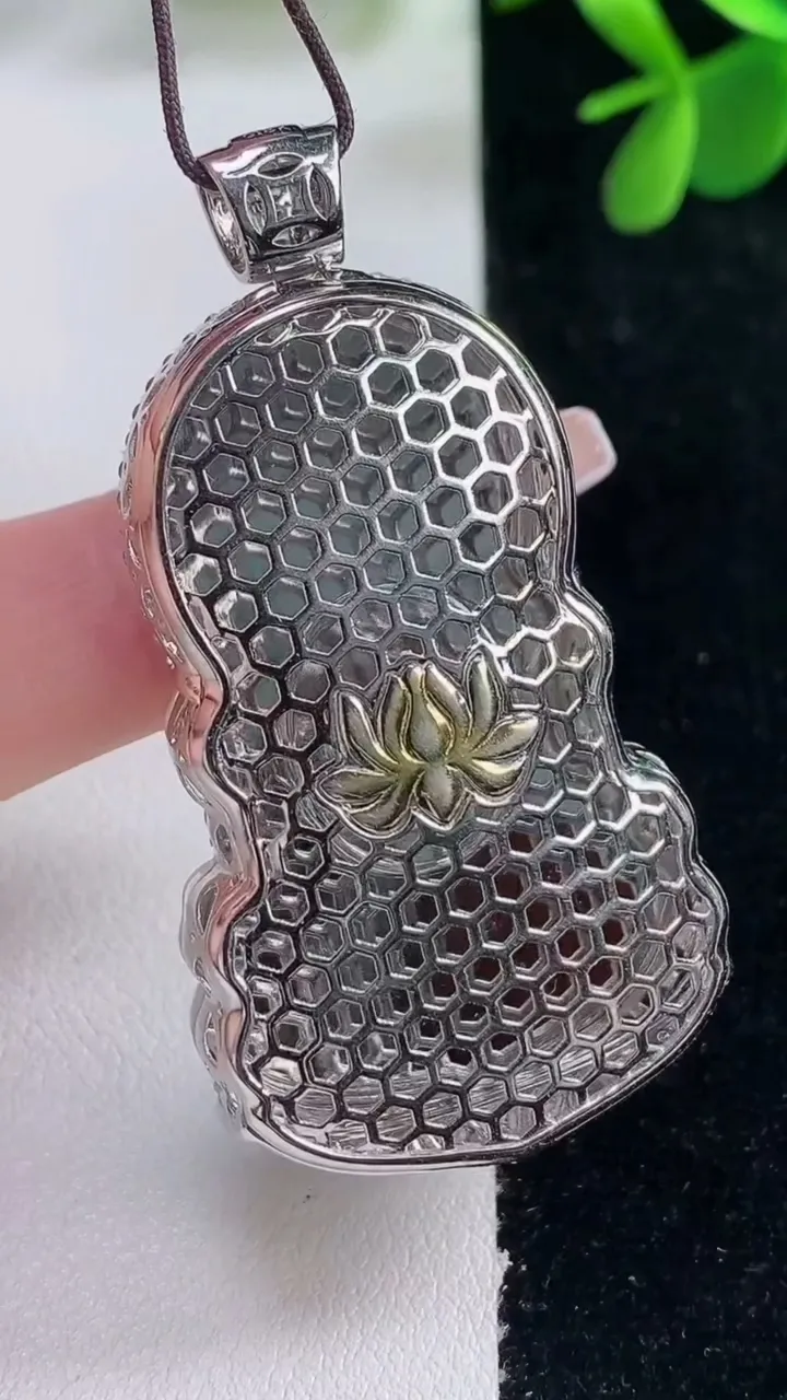 天然A货翡翠种白冰度母观音吊坠，尺寸55-43.7-29.3-10，重量:18.14g
12月26日