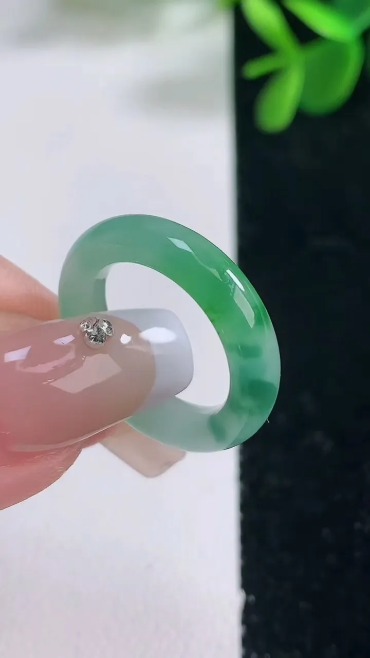 天然A货翡翠指环戒指，尺寸15.5-4.4-3，重量:2.93g2025年12月26日
工厂直销收藏