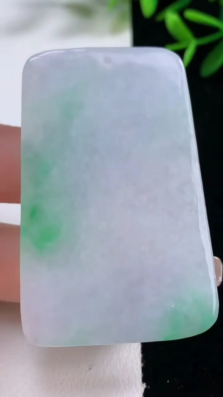 天然A货翡翠山水牌吊坠，尺寸56.7-37-6.2，重量:31.97g
12月26日