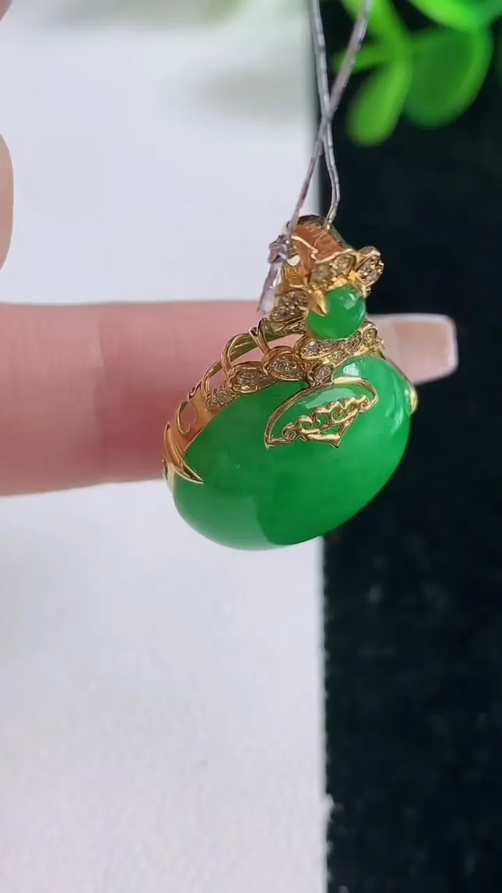 天然A货翡翠蛋面吊坠，尺寸28.5-17.4-8.7，重量:6.06g
12月26日