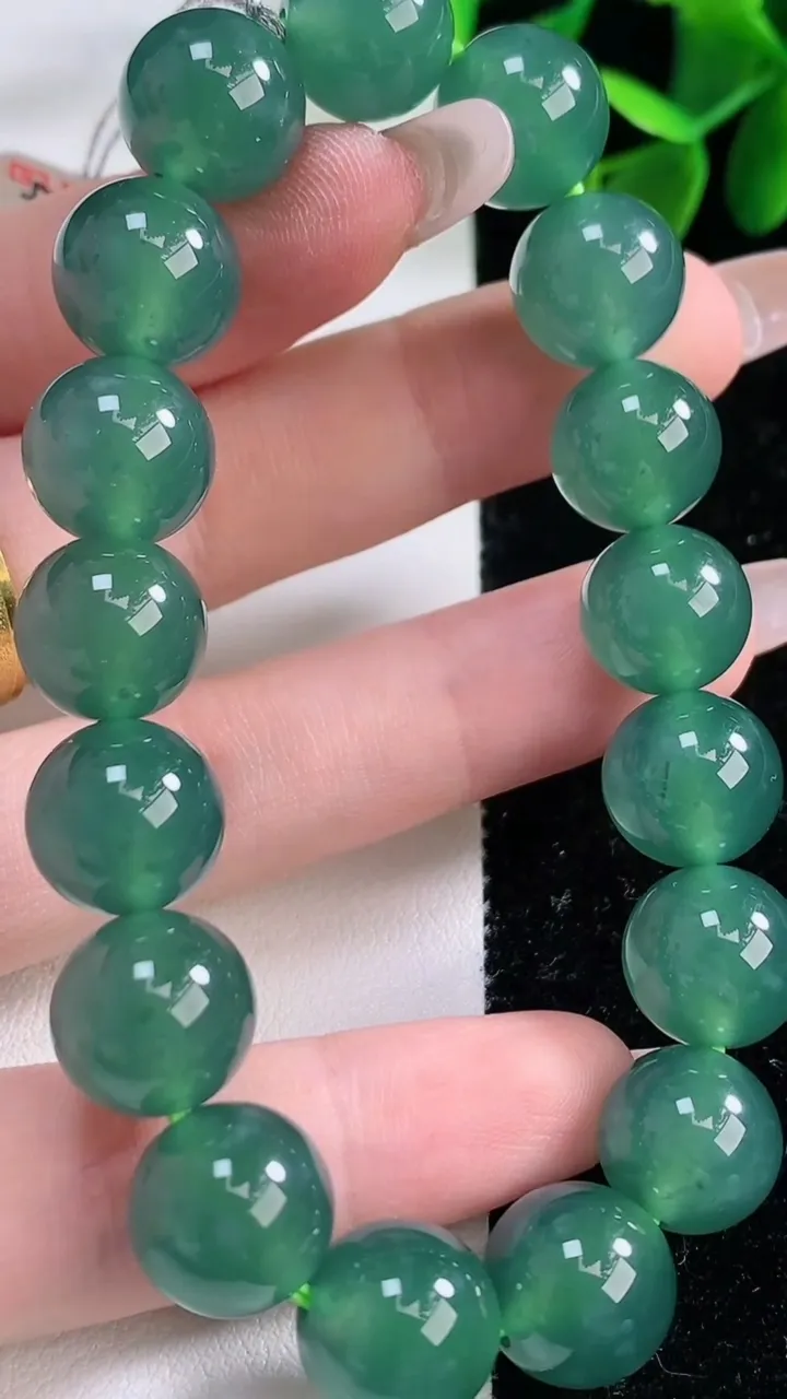 天然A货翡翠圆珠手串，尺寸11.7-17颗，重量:47.72g12月26日
工厂直销收藏佳品,种好水足，色泽均匀，有种有色，上手高大气！