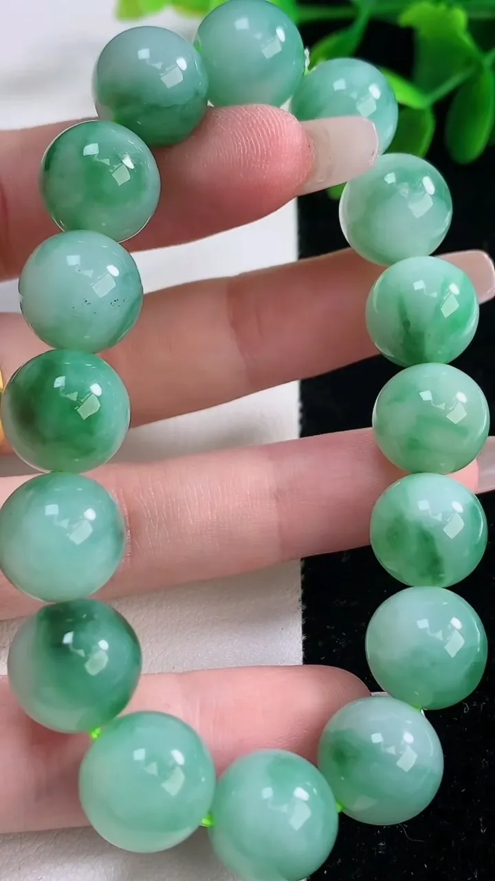 天然A货翡翠圆珠手串，尺寸12.4-16颗，重量:54.17g12月26日
工厂直销收藏佳品,种好水足，色泽均匀，有种有色，上手高大气！