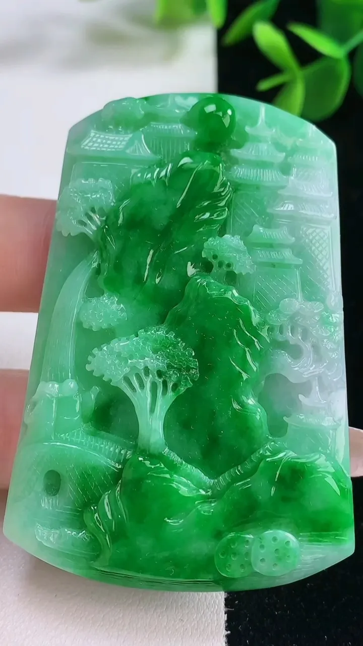 天然A货翡翠山水牌吊坠，尺寸64.3-43-7，重量:43.12g
12月26日