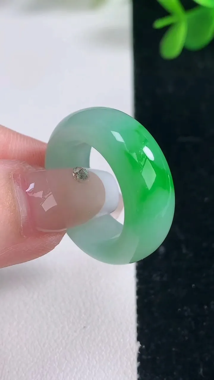 天然A货翡翠指环戒指，尺寸18.3-9-4，重量:8.38g2025年12月26日
工厂直销收藏佳品,种好水足，色泽均匀，有种有色，上手高大气！