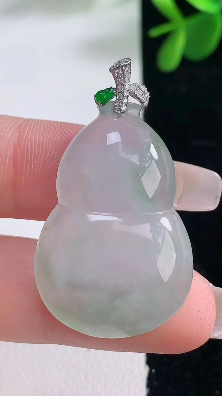 天然A货翡翠葫芦吊坠，尺寸32.7-22.4-5.9，重量:7.96g
12月26日
