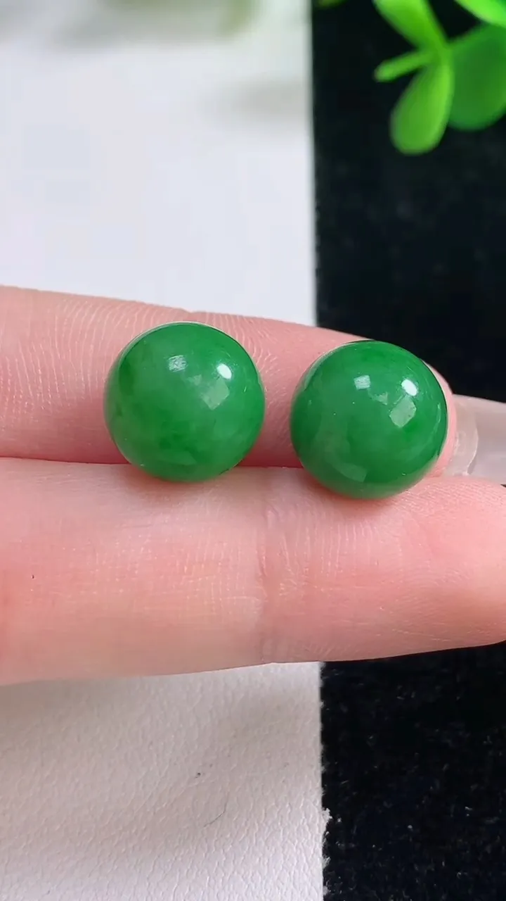 天然A货翡翠圆珠镶嵌件一对，尺寸12，重量:6.13g12月26日
工厂直销收藏佳品,种好水足，色泽
