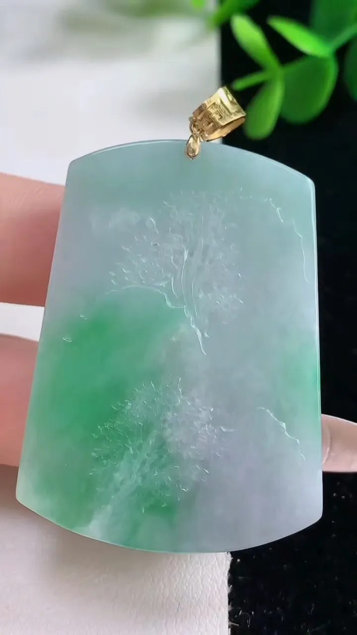 天然A货翡翠山水牌吊坠，尺寸49-35.7-5.9，重量:26.69g
12月26日