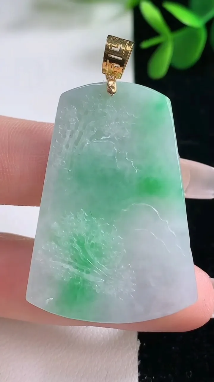 天然A货翡翠山水牌吊坠，尺寸42.5-30-4.5，重量:12.84g
12月26日