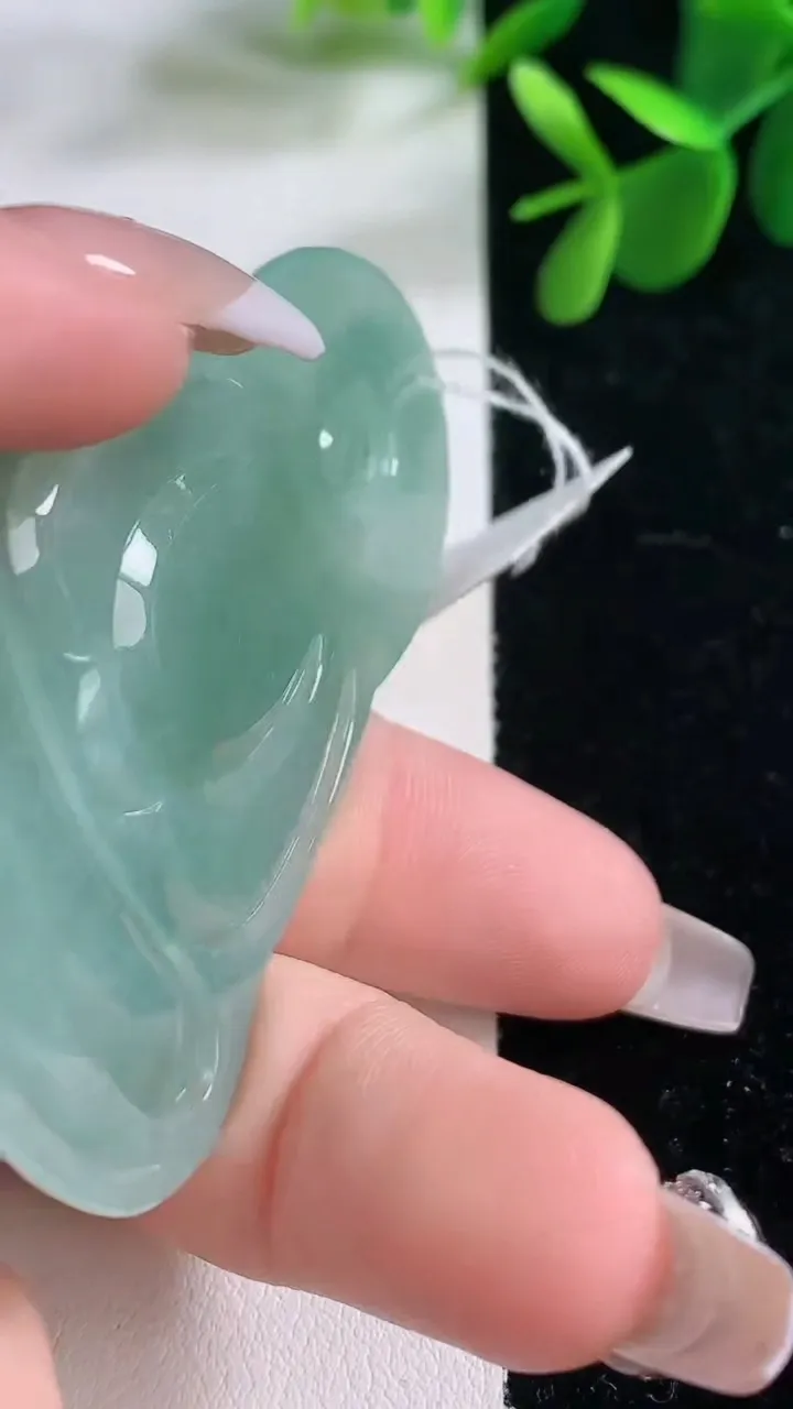 天然A货翡翠观音菩萨吊坠 尺寸66-40.7-4.9，重量:23.89g
12月26日