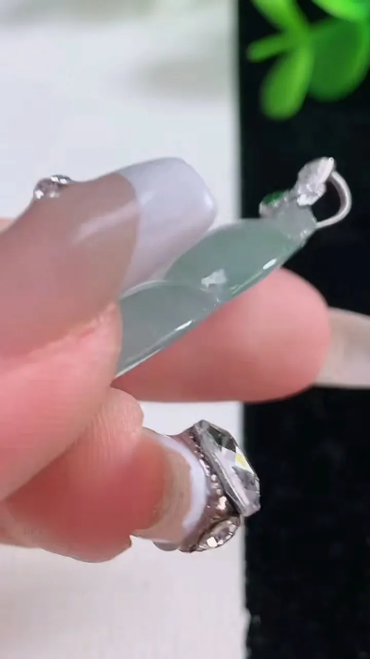 天然A货翡翠葫芦吊坠，尺寸32.7-22.4-5.9，重量:7.96g
12月26日