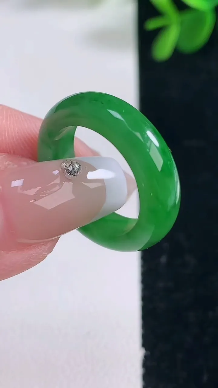 天然A货翡翠指环戒指，尺寸16.8-5.8-3.4，重量:3.81g2025年12月26日
工厂直销