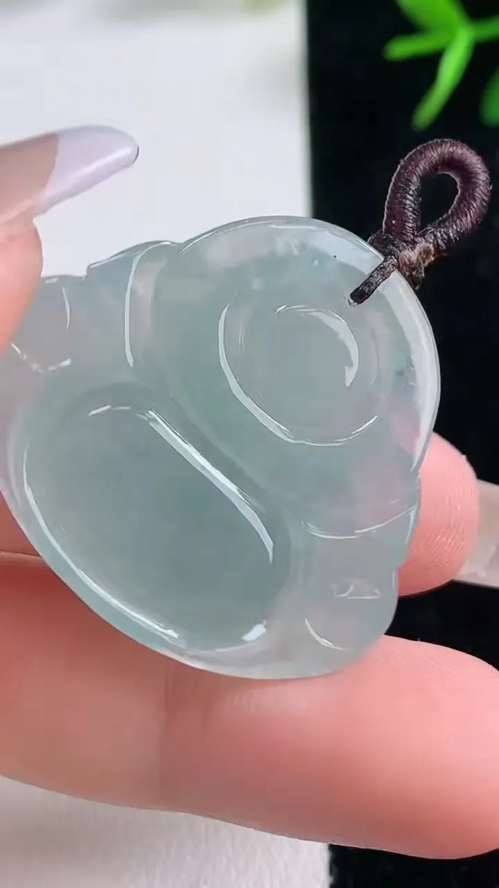 天然A货翡翠佛公吊坠，尺寸29.8-32-6.5，重量:9.40g
12月26日