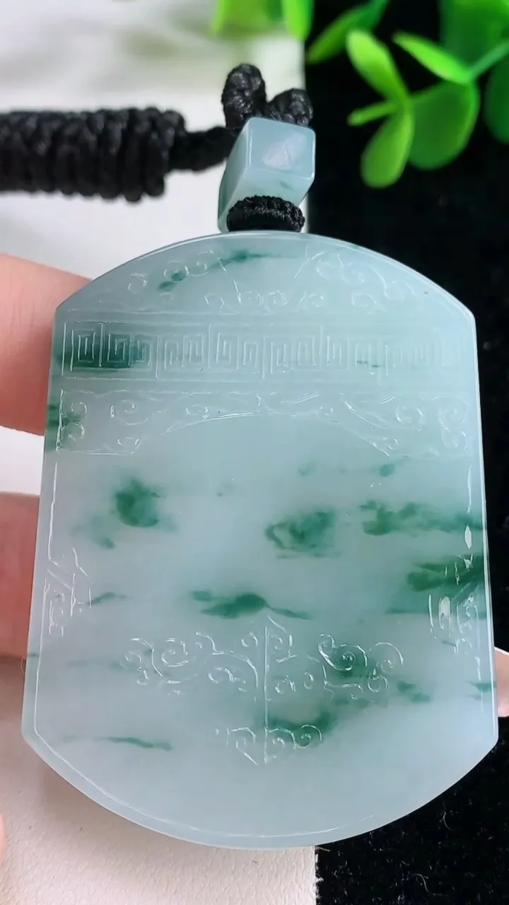 天然A货翡翠飘花仿古无事牌吊坠，尺寸56.3-42.3-6.3，重量:48.89g
12月26日