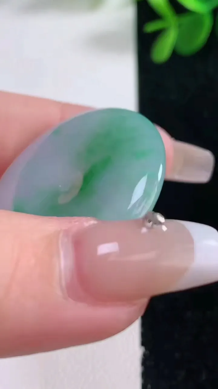 天然A货翡翠平安扣吊坠，尺寸34.7-5.7，重量:14.92g
12月26日