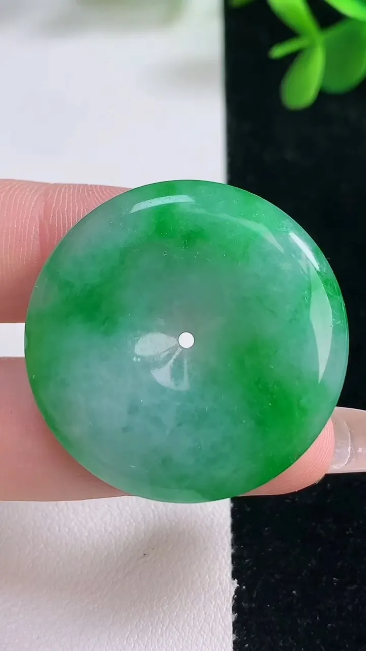 天然A货翡翠平安扣吊坠，尺寸33.3-5.6，重量:13.26g
12月26日