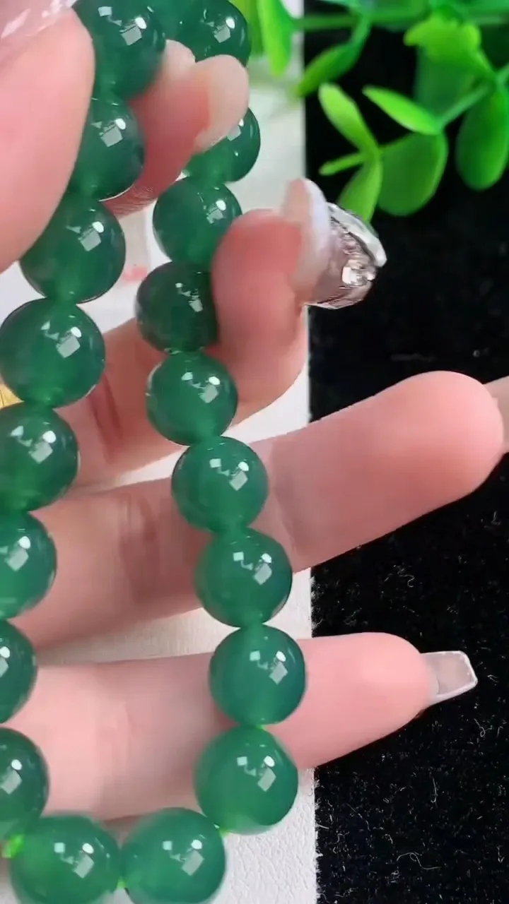 天然A货翡翠圆珠手串，尺寸10-20颗，重量:32.67g12月26日
工厂直销收藏佳品,种好水足，色泽均匀，有种有色，上手高大气！