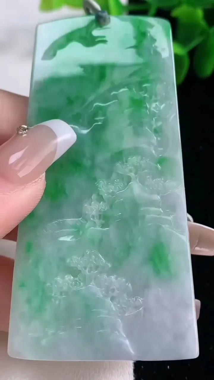 天然A货翡翠山水牌吊坠，尺寸77-36.6-4.3，重量:34.79g
12月26日