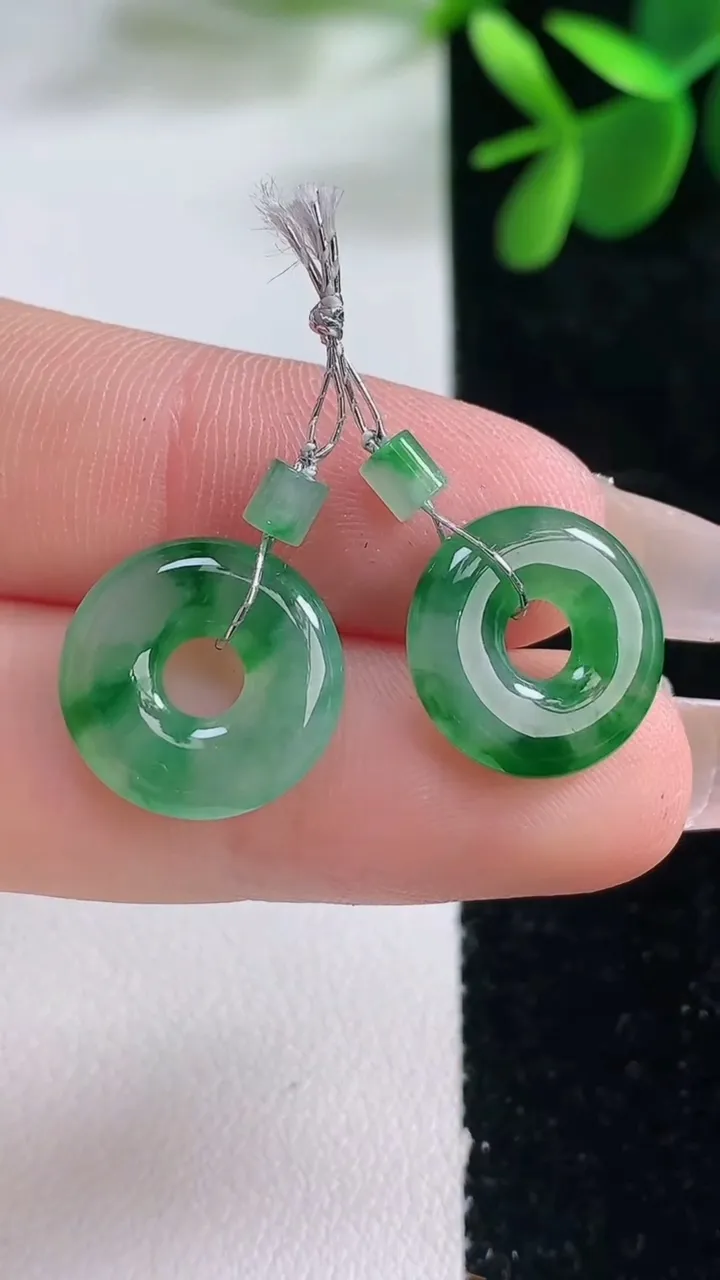 天然A货翡翠平安环吊坠一对，尺寸14-3，重量:3.32g
12月26日