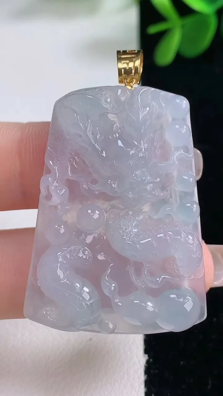 天然A货翡翠18K金紫罗兰龙牌吊坠，尺寸41-29.5-5.7，重量:12.66g
12月26日