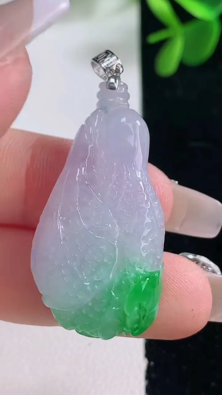 天然A货翡翠白菜吊坠，尺寸36.4-18.7-10，重量:9.85g
12月26日