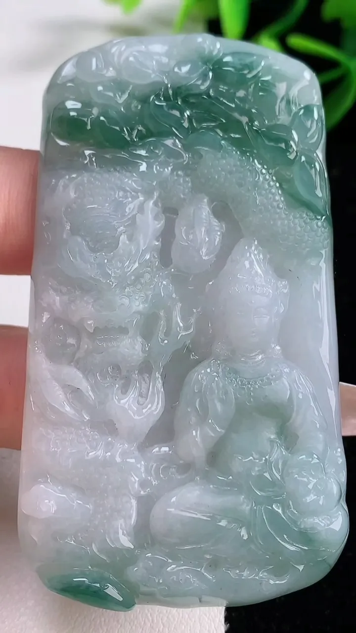 天然A货翡翠飘花祥龙大势至菩萨吊坠，尺寸71.3-39-6.3，重量:41.60g
12月26日