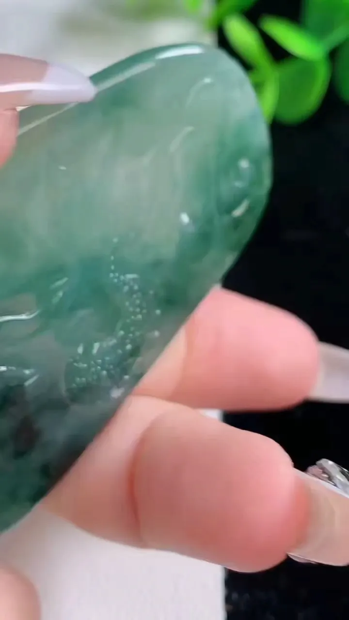 天然A货翡翠飘花龙牌吊坠，尺寸63-40.3-5.2，重量:27.86g
12月26日