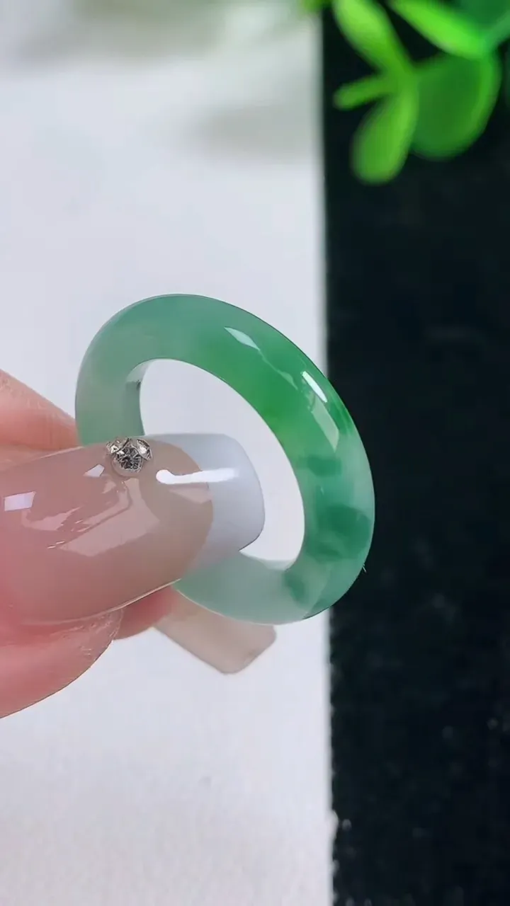 天然A货翡翠指环戒指，尺寸15.5-4.4-3，重量:2.93g2025年12月26日
工厂直销收藏佳品,种好水足，色泽均匀，有种有色，上手高大气！