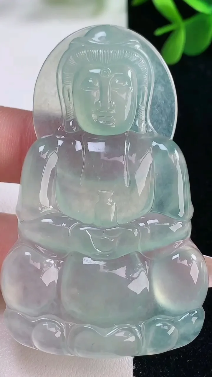 天然A货翡翠观音菩萨吊坠，尺寸66.4-40.8-5.5，重量:29.11g
12月26日
