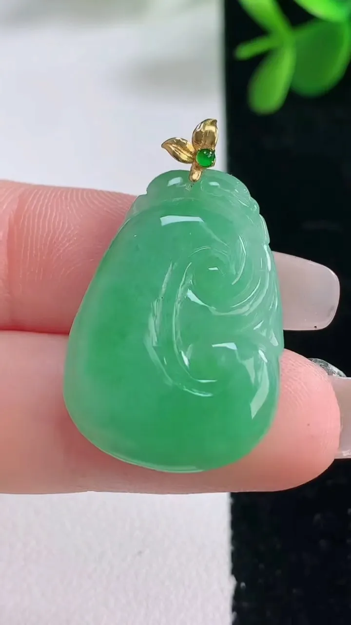 天然A货翡翠如意吊坠，尺寸27.4-19-3.4，重量:3.86g
12月26日