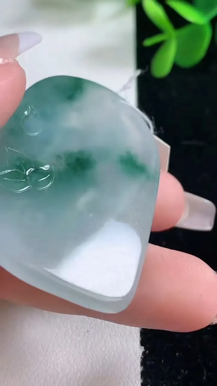 天然A货翡翠冰种飘花观音菩萨吊坠，尺寸47.2-35.4-5.4，重量:20.84g
12月26日