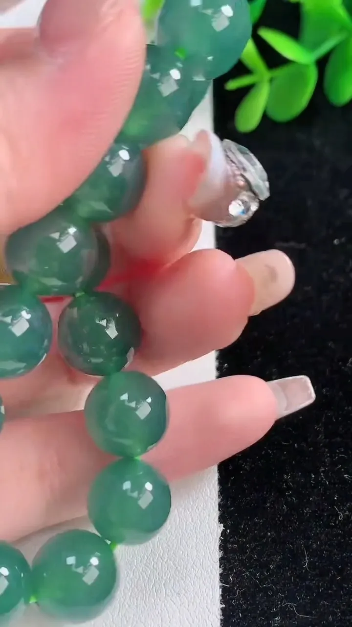 天然A货翡翠圆珠手串，尺寸11.7-17颗，重量:47.72g12月26日
工厂直销收藏佳品,种好水足，色泽均匀，有种有色，上手高大气！