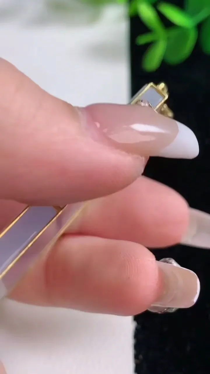 天然A货翡翠18K金紫罗兰无事牌吊坠，尺寸48.3-26.5-3.8，重量:16.63g
12月26日