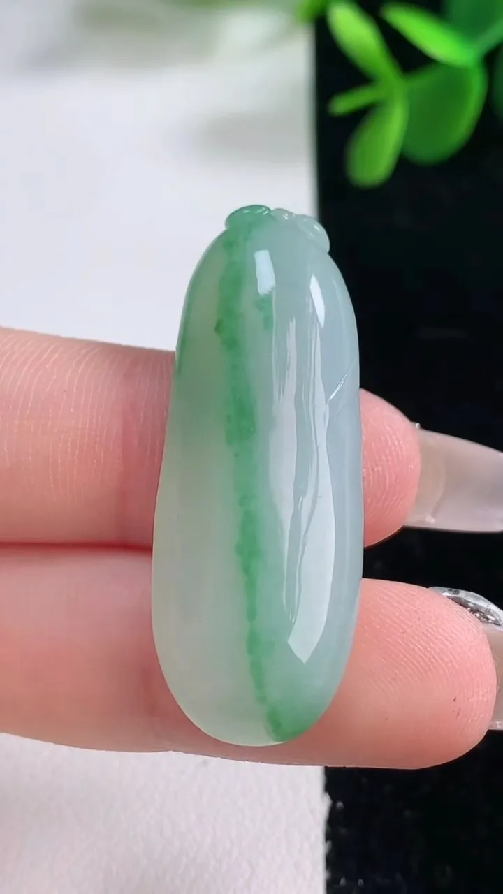 天然A货翡翠福瓜吊坠，尺寸38.5-14.4-8.4，重量:8.60g
12月26日