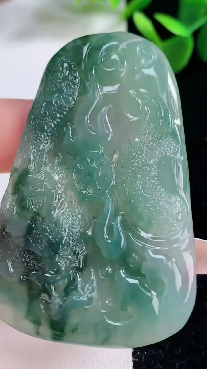 天然A货翡翠飘花龙牌吊坠，尺寸63-40.3-5.2，重量:27.86g
12月26日