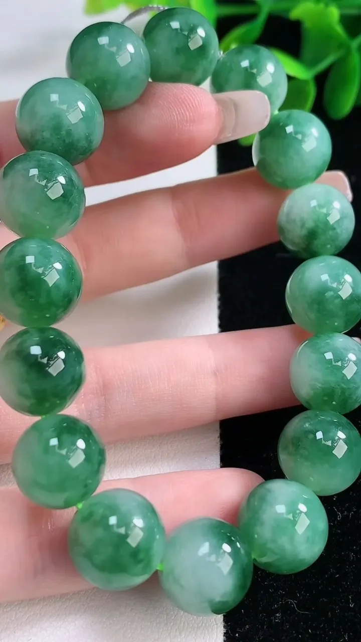 天然A货翡翠圆珠手串，尺寸12.7-16颗，重量:55.91g12月26日
工厂直销收藏佳品,种好水足，色泽均匀，有种有色，上手高大气！