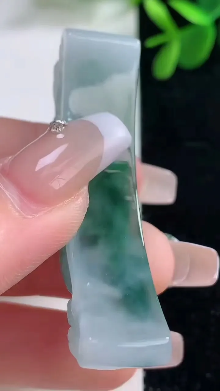 天然A货翡翠冰种飘花龙牌手牌，尺寸53.8-11.8-12，重量:19.25g
12月26日