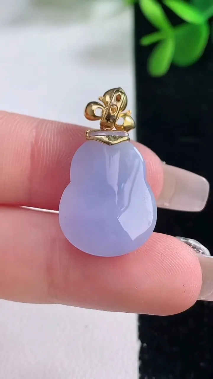 天然A货翡翠18K金紫罗兰葫芦吊坠，尺寸19.4-15-7.2，重量:4.22g
12月26日