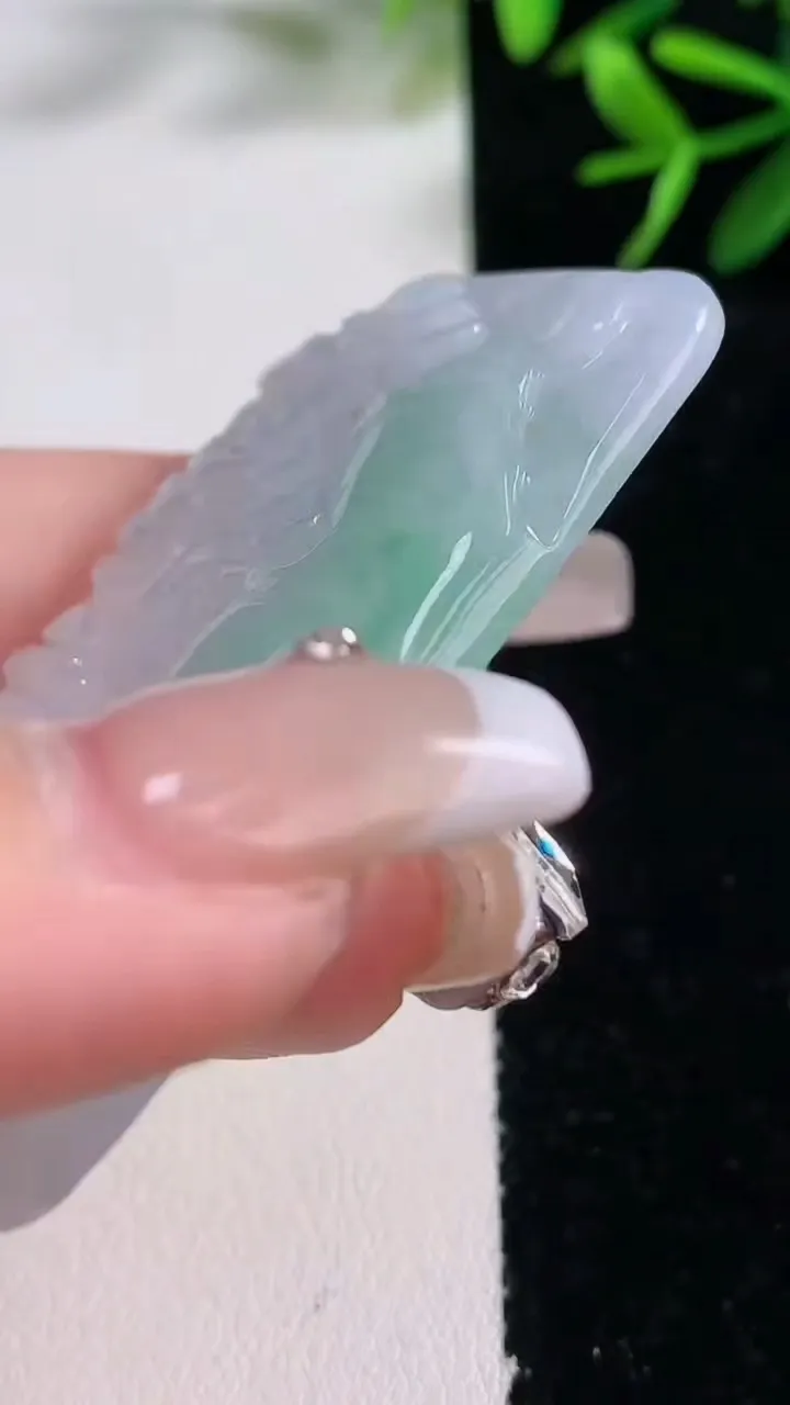 天然A货翡翠山水牌吊坠，尺寸56.7-37-6.2，重量:31.97g
12月26日