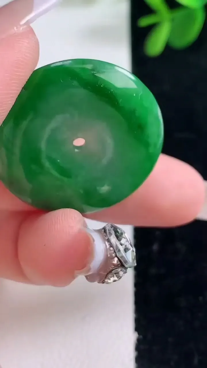 天然A货翡翠平安扣吊坠，尺寸29.6-4.8，重量:9.17g
12月26日