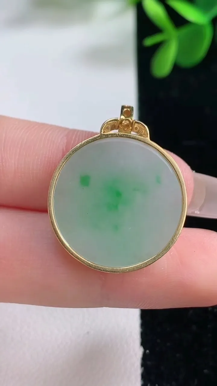 天然A货翡翠无事牌吊坠，尺寸22.3-3.8，重量:5.74g
12月26日