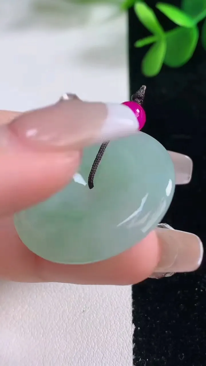 天然A货翡翠平安扣吊坠，尺寸30.4-5.6，重量:11.11g
12月26日