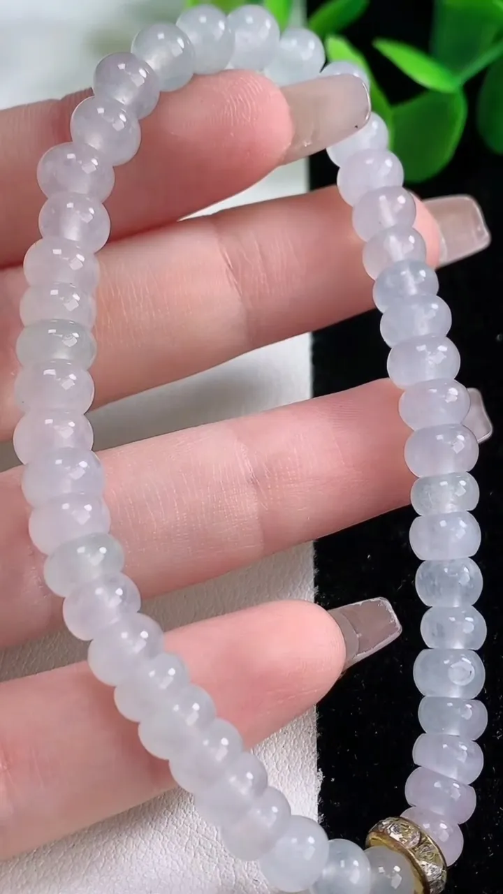 天然A货翡翠种白冰算盘珠手串，尺寸6.7-3.2-45颗，重量:18.35g12月26日
工厂直销收藏佳品,种好水足，色泽均匀，有种有色，上手高大气！