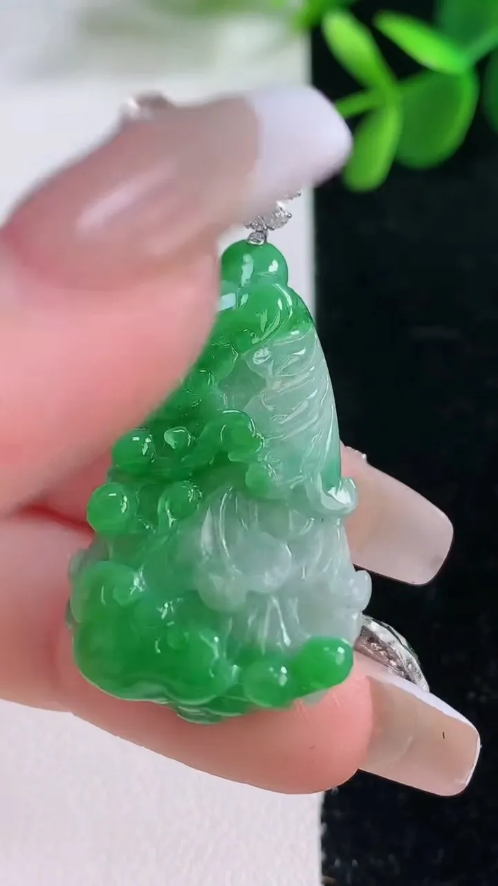 天然A货翡翠白菜吊坠，尺寸34.8-20.6-7.9，重量:8.38g
12月26日